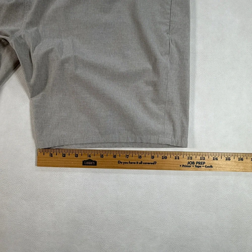 Vuori‎ Aim Shorts Mens 41 Gray Heather Performance Stretch Tech Chino V368